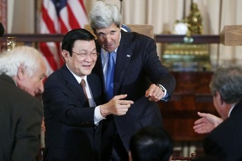 Ngoại trưởng John Kerry giới thiệu Chủ tịch nước với các quan chức ngoại giao Mỹ tham gia bữa tiệc.